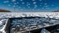 大连养殖户拍摄冬季鲍鱼越冬保温网箱管理操作，雪后海面背景画面震撼